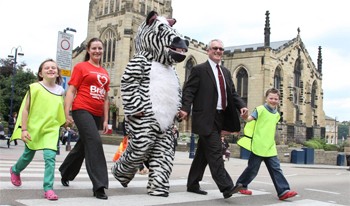 left to Right - Kate Morley (6); Katie Shephard, acting General Manager Brake; Zak the Zebra, Brake’s Road Safety Mascot; Nigel Toplis, managing director Recognition Express; Charles Morley (8)-1